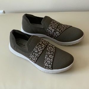 Clarks Cloud steppers